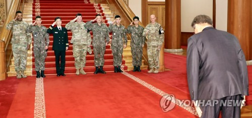 문 대통령, JSA 경비대대원에 허리 숙여 답례 (서울=연합뉴스) 배재만 기자 = 문재인 대통령이 1일 오후 청와대에서 열린 JSA 경비대대 지휘관 및 장병을 초청 차담회를 마친 뒤 대대원들과 이국종 교수의 거수경례에 허리 숙여 답례하고 있다. 왼쪽부터 JSA 의무담당관 하트필드 병장,귀순하다 총상을 입고 JSA 우리 측 지역에 쓰러져 있던 북한군을 목숨 걸고 구출한 송승현 상사,  북한 귀순 병사를 치료한 이국종 아주대병원 중증외상센터장,  JSA 미군 경비대대장 파머 중령, 한국군 경비대대장 권영환 중령, 구출에 참여한 노영수 중사, JSA 군의관 황도연 대위, JSA군의관 슈미트 소령.     scoop@yna.co.kr