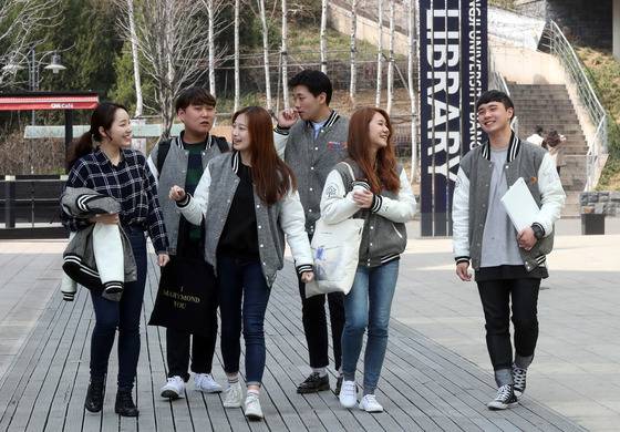 명지대 학생들이 야구 점퍼 스타일의 '과잠'을 입고 있다. [중앙포토]