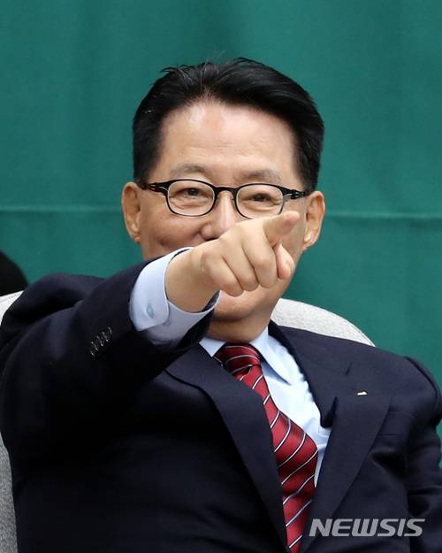 【서울=뉴시스】이영환 기자 = 1일 오후 서울 여의도 국회 제3회의장에서 열린 국민의당 제101차 의원총회에 참석한 박지원 전 대표가 취재진을 향해 손짓하고 있다. 2017.12.01. 20hwan@newsis.com