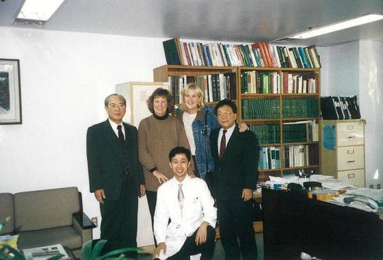 1995년 피수영(오른쪽) 회장 제안으로 한국을 방문한 미국의 신생아 전문 간호사들(왼쪽 두 번째, 세 번째). 당시 피 교수는 미숙아 치료를 위해 간호사 역할이 중요하다고 판단, 미국에서 같이 일하던 간호사를 서울아산병원에 초청해 한국 간호사 50여 명을 3개월 간 교육시켰다. [사진 피수영]