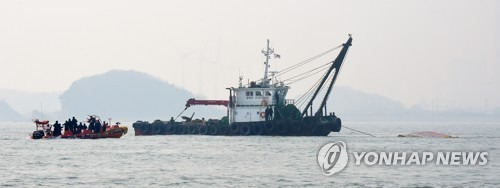 인양되는 전복사고 낚싯배 (인천=연합뉴스) 윤태현 기자 = 3일 오전 인천시 옹진군 영흥면 영흥대교 남방 2마일 해상에서 크레인 선박이 전복사고로 침몰한 낚싯배를 인양하고 있다. 2017.12.3      tomatoyoon@yna.co.kr