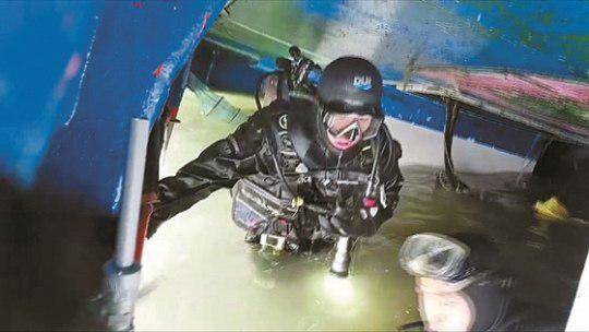 해경 구조대원이 전복된 선창1호 선내에서 구조 작업을 하고 있다. 인천해경 제공