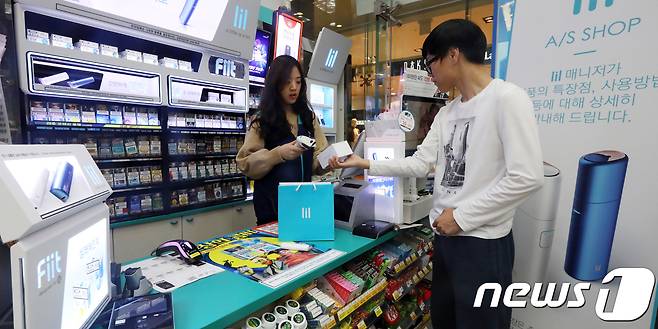 서울 강남구 한 GS마트에서 소비자가 KT&G의 궐련형 전자담배 '릴(lil)'을 구매하고 있다. /뉴스1 © News1 김명섭 기자