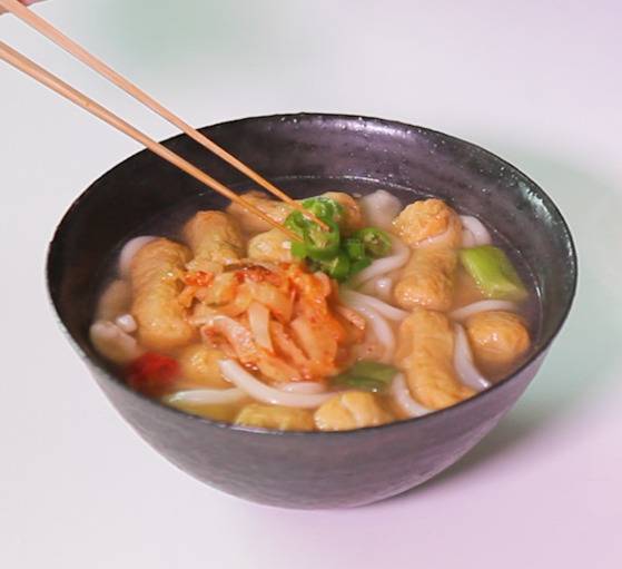 그릇에 옮겨 고명을 올린다.