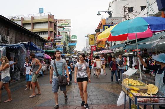 해외 자유여행을 준비한다면, 항공, 호텔 예약부터 맛집까지 챙길 게 많다. 그러나 수동적으로 즐기는 패키지 여행과 달리 준비하는 과정부터 재미를 느낄 수 있다. 사진은 배낭여행자의 천국으로 불리는 태국 방콕 카오산로드. [중앙포토]