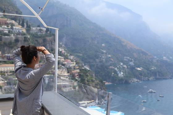 자유여행을 갔다 해도 하루 정도는 가이드 투어를 이용해보는 것도 좋다. 최근 이같은 서비스에 특화된 여행사가 많다. 이를테면 이탈리아 로마에 거점을 두고 남부 아말피 지역을 다녀오는 여행상품이 있다. [중앙포토]