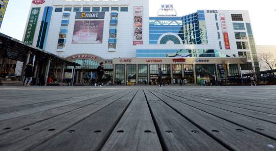 돌이 깔려 있는 일반적인 전철역 광장과 달리 마루처럼 원목으로 조성된 경기 부천역 광장. 자동차와 노점상이 사라진 대신 주말이면 공연이 열리는 시민들의 휴식 공간으로 자리 잡았다.   김선규 기자 ufokim@