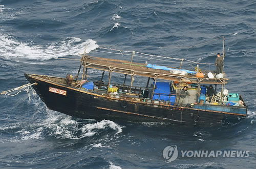 NHK "표류 北선원, 日무인도 어협 건물서 가전품 훔친 듯" (하코다테<일 홋카이도> AP/교도통신=연합뉴스) 일본 경찰은 북한 목선이 일시 기항했던 무인도 마쓰마에코시마(松前小島)에 있는 건물에서 TV 등의 가전제품이 없어졌고 없어진 가전제품이 선박에서 발견됨에 따라 선원들이 이들 제품을 훔친 것으로 보고 조사 중이라고 NHK 등 일 언론들이 4일 전했다.      이 목선(사진)은 지난달 29일 홋카이도 마쓰마에 앞바다에서 발견돼 일본 제1관구 해상보안본부가 하코다테(函館)항 밖으로 예인해 현장검사를 벌이고 있다.      bulls@yna.co.kr