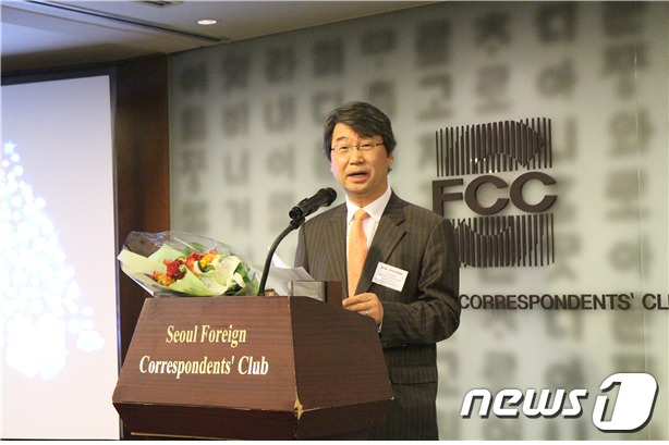 김지형 전 신고리 5·6호기 공론화위원회 위원장이 6일 오후 서울 중구 프레스센터에서 열린 '2017 SFCC 송년의 밤' 행사에서 SFCC 언론상을 받았다. (국무조정실 제공) © News1