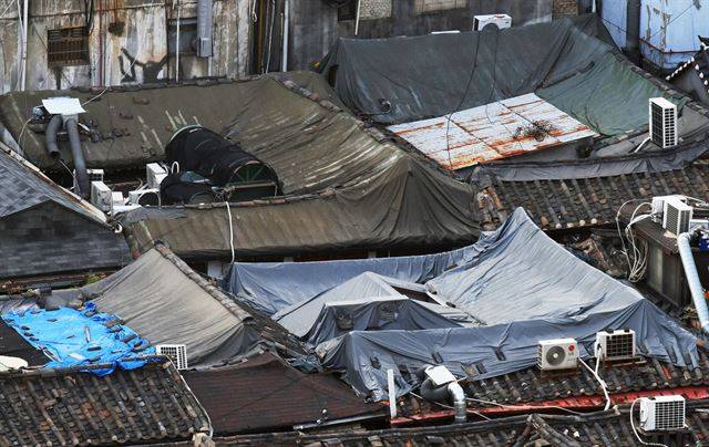 지붕에 덧씌운 천막으로 인해 습기가 빠져나가지 못하면 서까래나 보 등 목부재의 부식이 생길 수 있다.