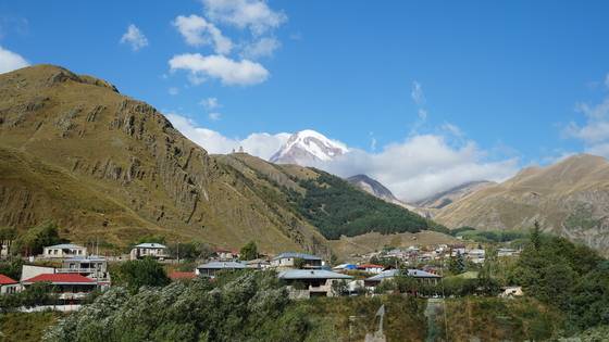 코카서스 3국 중 하나인 조지아. 세 시간만 차를 타고가면 코카서스 산맥의 아름다운 산, 카즈벡 산을 볼 수 있다.