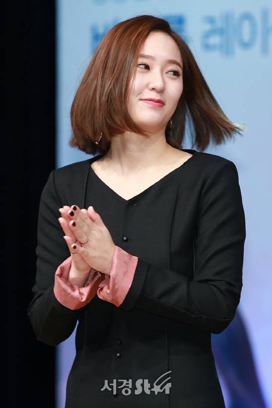 에프엑스 크리스탈이 7일 오후 서울 강남구 일지아트홀에서 열린 한 콘택트렌즈 브랜드 눈빛 토크콘서트에 참석해 포토타임을 갖고 있다.