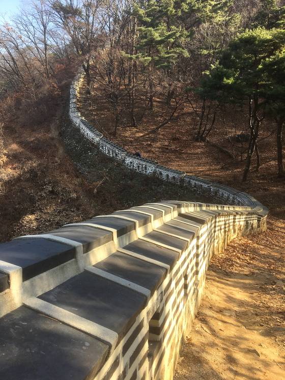 서문(우익문)을 지나면 성곽 길 걷기가 훨씬 수월해진다. [사진 하만윤]