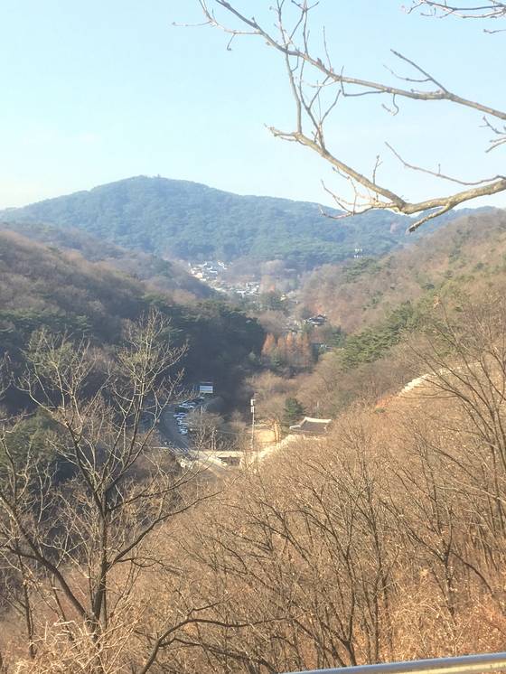 멀리 보이는 동문 끝으로 산성 342호 지방도와 산성마을이 보인다. [사진 하만윤]