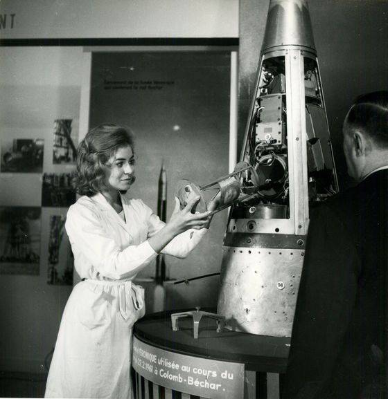 1961년 2월 22일 프랑스 과학자들이 베로니크 로켓에 헥터가 탄 캡슐을 싣고 있다.[AFP=연합뉴스]