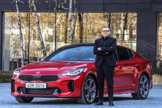 피터 슈라이어 현대·기아차 디자인 총괄 사장(CDO)이 지난 5일 경기도 화성시 롤링힐스호텔에서 진행된 인터뷰 이후 자신의 차인 기아차 ‘스팅어’ 앞에서 포즈를 취하고 있다. 그는 “디자이너는 모든 차를 다 경험해봐야 한다”고 강조했다.  /사진제공=현대·기아차