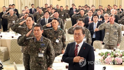 문 대통령과 전군 주요지휘관, '국기에 경례' (서울=연합뉴스) 배재만 기자 = 문재인 대통령이 8일 오후 청와대 영빈관에서 열린 전군 주요지휘관 격려 오찬에서 참석자들과 함께 국기에 경례하고 있다. 2017.12.8 scoop@yna.co.kr