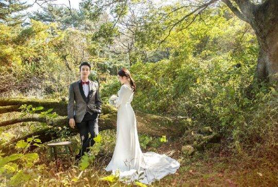 ‘트로트계의 귀공자’ 신유가 결혼을 앞두고 예비신부와 최근 제주도에서 촬영한 웨딩화보를 공개했다. /SY엔터테인먼트 제공