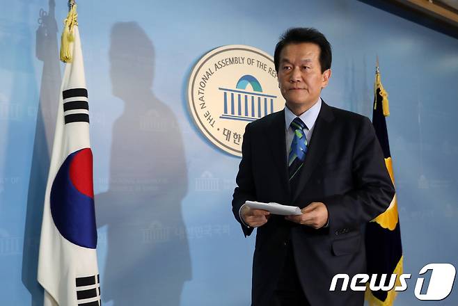 '허위사실로 밝혀진 고 김대중 전 대통령(DJ) 비자금 의혹을 제보했다'는 논란에 휩싸인 박주원 국민의당 최고위원이 8일 오후 서울 여의도 국회 정론관에서 긴급 기자회견을 마친 후 퇴장하고 있다. /뉴스1 © News1 안은나 기자