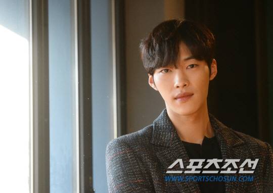 30일 종영한 KBS2 드라마 '매드독'에서 치명적인 매력의 사기꾼 김민준 역을 연기했던 우도환이 6일 서울 신사동의 한카페에서 스포츠조선과의 인터뷰에 응하고 있다.  첫 주연을 맡았던 우도환은 자살 비행으로 비행기 추락 사고를 일으켰다는 누명을 쓴 형의 죽음의 진실을 밝히려는 인물로 보험 범죄 조사팀 '매드독'이 되어 통쾌한 사이다 반격을 이끌었다.  신사동=최문영 기자  deer@sportschosun.com /2017.12.06/