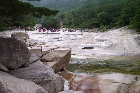 암반이 많은 계곡은 강한 토의 기운을 설기해준다. [사진 김순근]