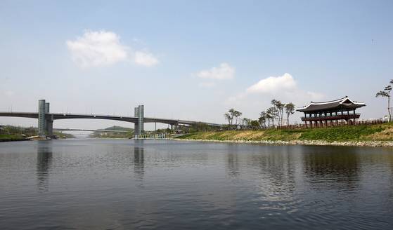 산책로와 자전거길이 잘 조성된 아라뱃길은 금이 많은 사주에 좋다. [사진 김순근]