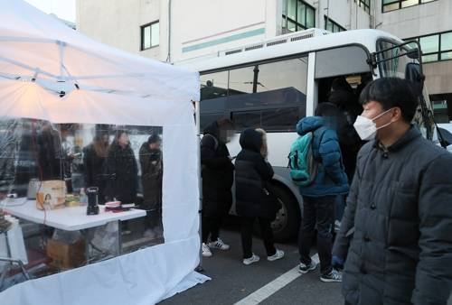 긴급 검사하는 학원생들 [이지은 기자]