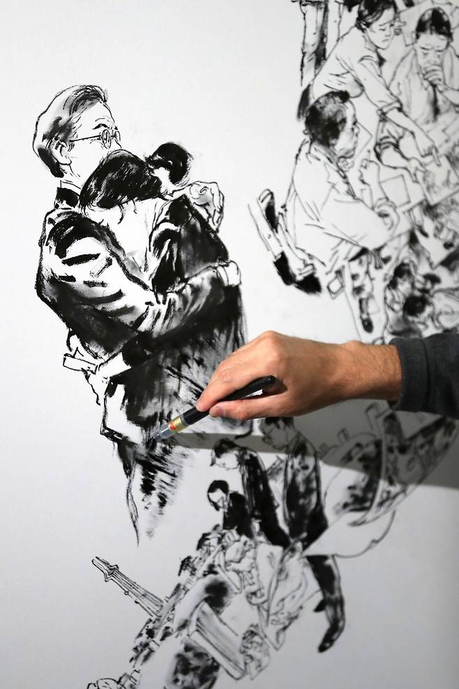 10일 서울 종로구 효자동 청와대 사랑채에서 열린 기획전시 '나라답게 정의롭게-대통령의 메시지로 보는 문재인 정부 214일'에서 세계적인 아티스트 김정기 작가가 라이브 드로잉쇼를 선보이고 있다.문재인 정부 첫 해를 마무리하며 주요 정책과 국정철학을 보여주는 이번 전시회는 오는 25일까지이다.2017.12.10/뉴스1