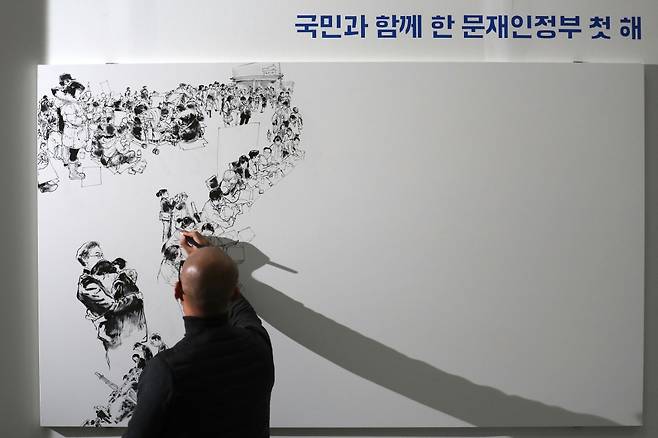 10일 서울 종로구 효자동 청와대 사랑채에서 열린 기획전시 '나라답게 정의롭게-대통령의 메시지로 보는 문재인 정부 214일'에서 세계적인 아티스트 김정기 작가가 라이브 드로잉쇼를 선보이고 있다./사진=뉴스1