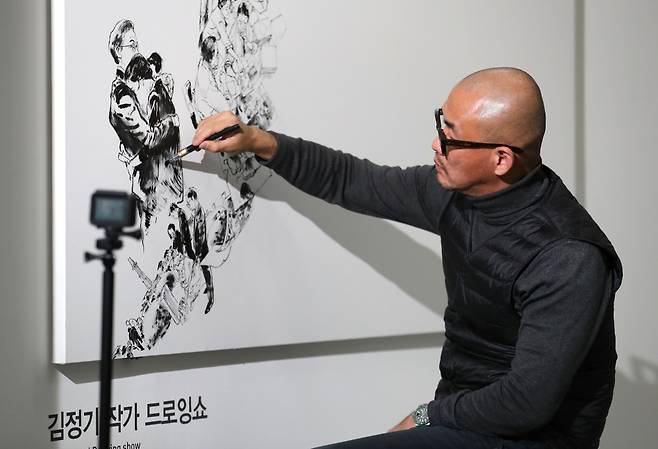 10일 서울 종로구 효자동 청와대 사랑채에서 열린 기획전시 '나라답게 정의롭게-대통령의 메시지로 보는 문재인 정부 214일'에서 세계적인 아티스트 김정기 작가가 라이브 드로잉쇼를 선보이고 있다.문재인 정부 첫 해를 마무리하며 주요 정책과 국정철학을 보여주는 이번 전시회는 오는 25일까지이다.2017.12.10/뉴스1