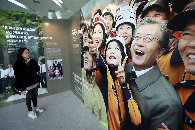 10일 서울 종로구 효자동 청와대 사랑채에서 열린 기획전시 '나라답게 정의롭게-대통령의 메시지로 보는 문재인 정부 214일'을 찾은 관람객들이 전시된 사진 등을 관람하고 있다./사진=뉴스1