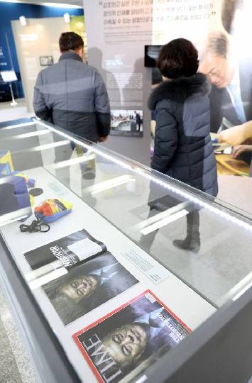 대통령의 메시지로 보는 문재인정부 214일 '나라답게 정의롭게' 기획전시가 열린 10일 오전 청와대 사랑채에서 관람객들이 전시물을 관람하고 있다./사진=뉴시스