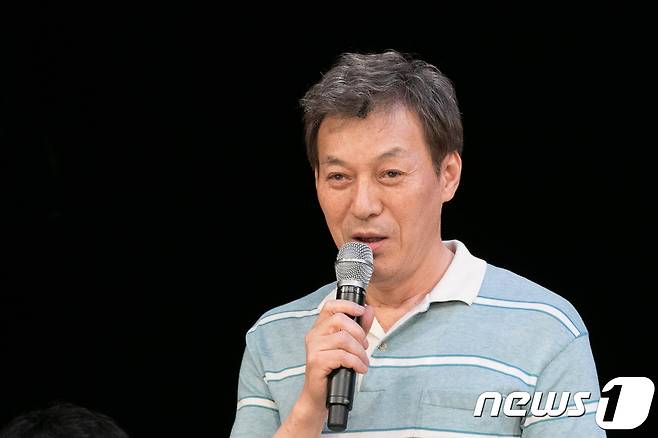 빌리엘리어트의 아버지 역을 맡은 배우 김갑수가 6일 서울 구로구 신도림동 디큐브아트센터에서 열린 뮤지컬 '빌리엘리어트' 주요장면 시연회에서 소감을 말하고 있다. 탄광촌 소년이 발레리노로 성장하는 과정을 담은 뮤지컬 빌리엘리어트가 지난 11월28일 서울 구로구 신도림동 디큐브아트센터에서 개막해 내년 5월7일까지 이어진다. 2017.12.6/뉴스1 © News1 박정환 기자