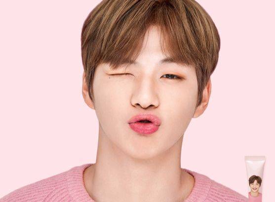 눈 아래위를 모두 밝은 오렌지 색 아이섀도로 칠한 '워너원' 멤버 강다니엘. [사진 이니스프리]