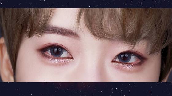 남녀 아이돌 커버메이크업을 하는 유튜버 '코코초'의 워너원 '커버 메이크업'(메이크업 따라하기) 사진. 눈두덩이엔 핑크색 아이섀도를, 눈 아래쪽은 갈색과 펄 섀도로 애교살을 살렸다. [사진 코코초]