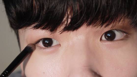 아이돌 메이크업 영상에서 유튜버 '준콩(김영준)'이 브러시를 이용해 아이섀도를 칠하고 있다.[사진 준콩]