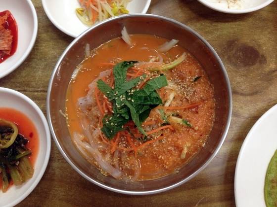 제주 한치물회. 된장과 식초를 넣어 맛이 구수하면서도 새콤하다. [중앙포토]