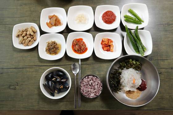 수향회식당에서 물회를 주문하면 사진 같은 한 상이 차려진다. 물 없는 물회도 맛있지만 짭쪼름한 밑반찬과 시원한 홍합탕도 좋다. 신인섭 기자