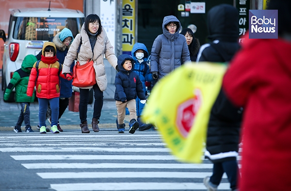 한파경보가 발효된 12일 오전. 아이들이 엄마 손을 붙잡고 등원하고 있다. 최대성 기자 ⓒ베이비뉴스