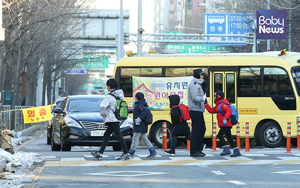 한파경보가 발효된 12일 오전. 초등학교 아이들이 횡단보도를 건너고 있다. 최대성 기자 ⓒ베이비뉴스