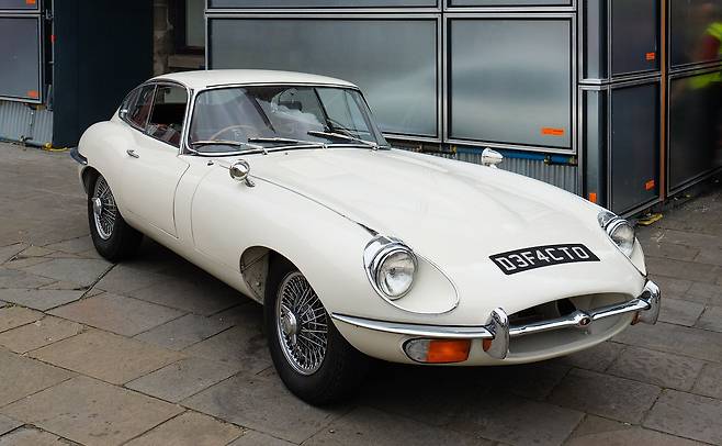 E-타입 시리즈 2 (헤드램프 투명 커버가 사라졌다) (이미지: 위키미디어)