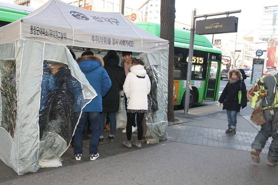 12일 서울 관악구 서울대입구역 버스정류장에도 '비닐 텐트'가 등장해 시민들이 추위를 피하고 있다. ［사진 관악구청］