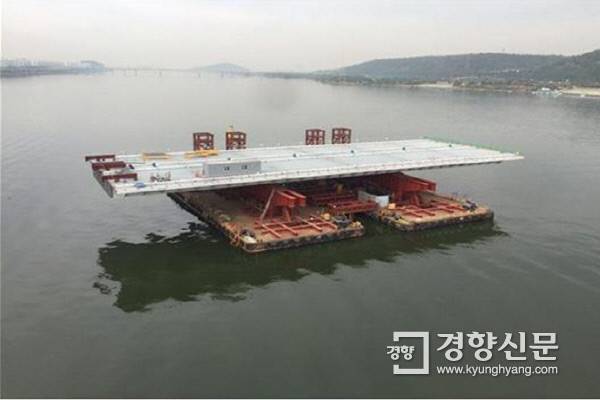 대형 블록을 운반하는 바지선.