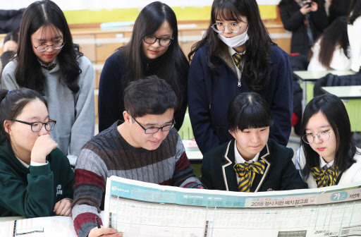 Students at Youngbok High School discuss which college to apply with their teacher (Yonhap)