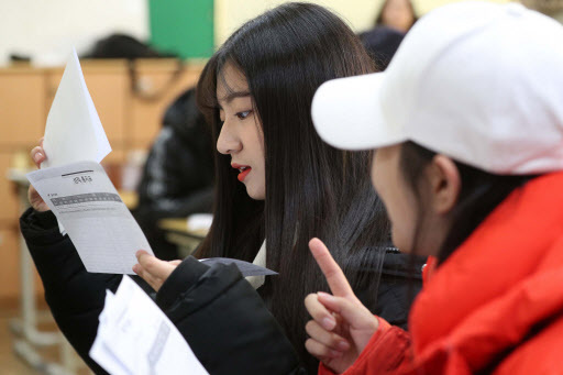 Student at Yeouido Girl’s High School receives a report card of 2018 college entrance exam (Yonhap)