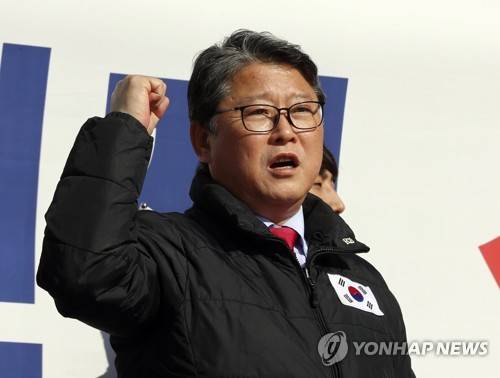 청주 태극기 집회 참석한 조원진 (청주=연합뉴스) 이승민 기자 = 2일 오전 청주시 청원구 그랜드플라자 호텔에서 열린 '대한애국당 충북도당 창당 기념 태극기 집회'에 참석한 조원진 대한애국당 공동대표가 구호를 외치고 있다. 2017.12.2      logos@yna.co.kr