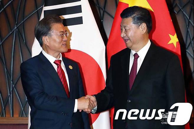 문재인 대통령과 시진핑 중국 국가주석.(청와대 페이스북) 2017.11.12/뉴스1 © News1 이광호 기자