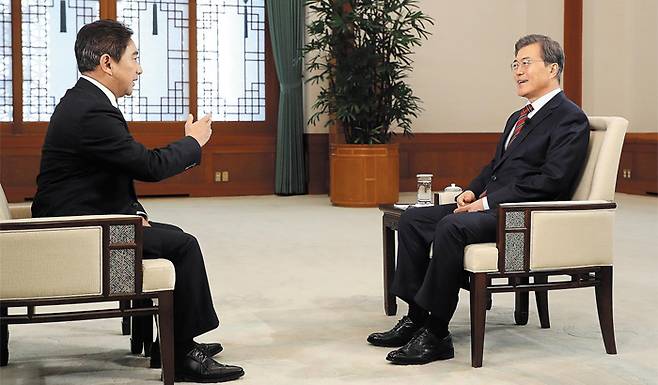 문재인 대통령이 지난 8일 청와대 본관 충무실에서 중국 국영 CCTV와 인터뷰를 하고 있다. 이날 CCTV 앵커 수이쥔이(水均益·왼쪽)는 문 대통령에게 사드 배치에 대한 입장을 반복해서 물었다. 문 대통령은 “서로 역지사지(易地思之)하면서 단숨에 해결할 수 없는 문제는 시간을 두면서 해결하는 지혜가 필요하다”고 했다. /청와대