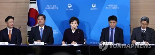 정부, 임대주택 등록 활성화 (서울=연합뉴스) 한상균 기자 = 김현미 국토교통부 장관이 13일 오후 정부서울청사에서 임대주택 활성화 방안을 발표하고 있다.       왼쪽부터 이진수 법무부 심의관, 김현기 행안부 지방재정경제실장, 김 장관, 최영록 기재부 세재실장, 노홍인 복지부 건강보험정책 국장.     xyz@yna.co.kr