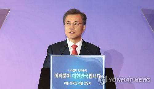재중 한국인 동포간담회, 인사말하는 문 대통령 (베이징=연합뉴스) 김주형 기자 = 문재인 대통령이 13일 오후 중국 국빈방문 첫 일정으로 베이징에 위치한 완다 소피텔 호텔에서 열린 재중국 한국인 오찬 간담회에서 인사말 하고 있다.      kjhpress@yna.co.kr